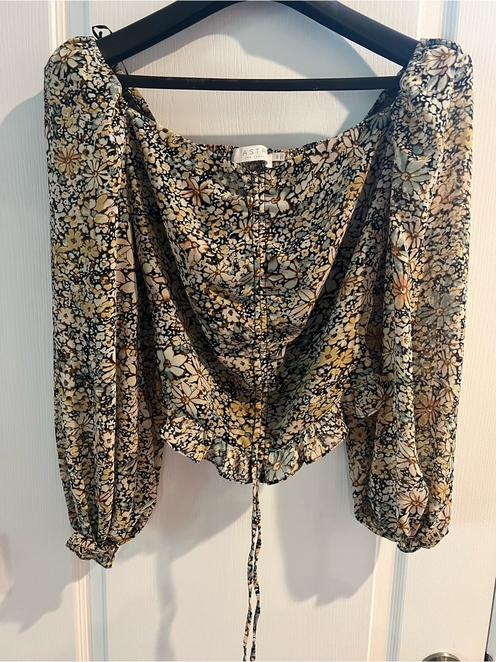 Astr Floral Puff-Sleeve Crop Top in Yellow, Cream and Black
